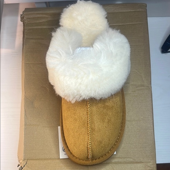 Lucky Brand Tan and White Women's Slippers - Picture 1 of 2